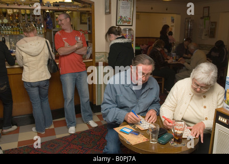 Bingo Night Rural Britain The Bricklayers Arms, un pub di campagna a Old Leake, Boston. Inghilterra rurale Fens Lincolnshire Regno Unito 2000s 2008 HOMER SYKES. Foto Stock