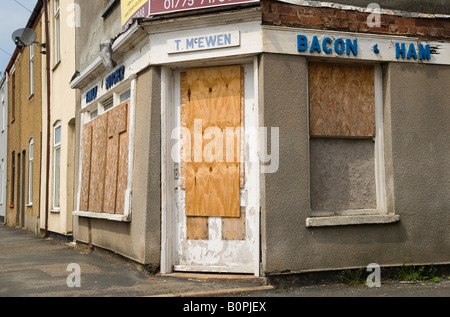 Il negozio d'angolo si è abbordato sulla recessione dell'economia rurale i negozi Family Butchers sono chiusi, Sutton Bridge Lincolnshire UK 2008 2000s HOMER SYKES Foto Stock