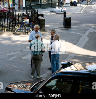 Vista aerea del Black Cab subacquei provenienti da una parte superiore aperta Autobus Turistico la guida verso il basso Fleet Street London UK Europa Foto Stock