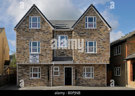 Appartamento nuovo blocco con unità di vendita e di avviso indicante un risparmio sui costi di bollo se il completamento rapido Foto Stock