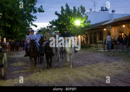 Amici in sella insieme a cavallo a El Rocío Foto Stock