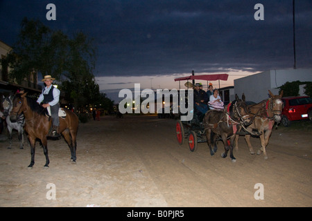 Street al crepuscolo in El Rocío durante la Romeria del Rocío Foto Stock