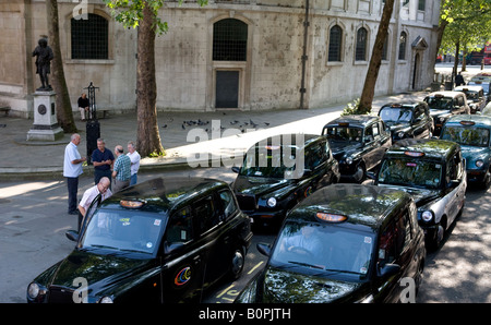 Vista aerea del taxi neri da una parte superiore aperta Autobus Turistico la guida verso il basso Fleet Street London UK Europa Foto Stock