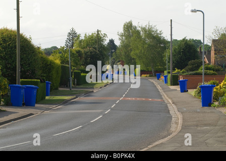 Wheelie Bin Collection, Blue Bins Boston Lincolnshire Data raccolta rifiuti, i proprietari di casa hanno collocato i loro bidoni di Wheeley a bordo strada nel Regno Unito anni '2008 2000 Foto Stock