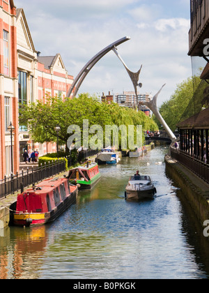 Fiume Witham e il potenziamento di una scultura in Lincoln city centre Waterside district, England, Regno Unito Foto Stock