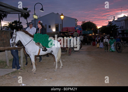 La gente per strada, El Rocío Foto Stock