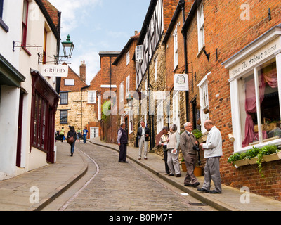 I turisti sulla strada storica della collina ripida in Lincoln Inghilterra REGNO UNITO Foto Stock