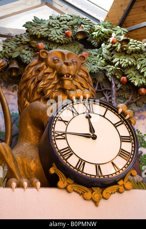 Regno Unito Inghilterra Lincolnshire Grantham Isaac Newton shopping center lion e apple orologio ad albero Foto Stock