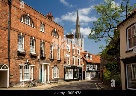 Regno Unito Inghilterra Lincolnshire Grantham Vine Street St Wulframs chiesa dietro Vine House Edificio georgiano Foto Stock