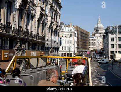 Vista da una parte superiore aperta Autobus Turistico la guida verso il basso Fleet Street London UK Europa Foto Stock