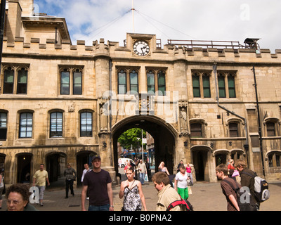 La città antica Stonebow Gate e Guildhall in High Street Lincoln Inghilterra REGNO UNITO Foto Stock