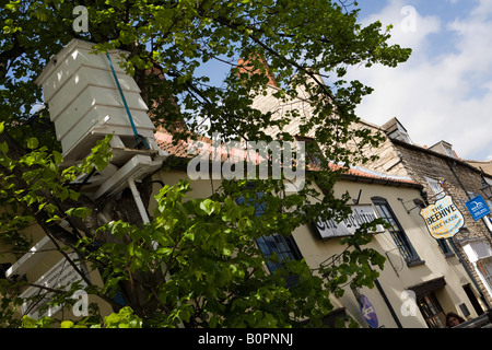 Regno Unito Inghilterra Lincolnshire Grantham Castlegate living beehive pub insolito segno del XVI secolo pub Foto Stock