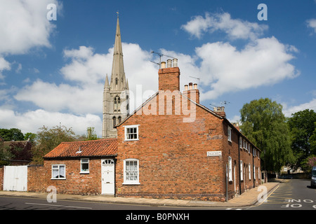 Regno Unito Inghilterra Lincolnshire Grantham Bluegate St Wulframs chiesa dietro le vecchie case Foto Stock