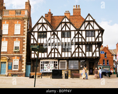 Leigh Pemberton House a Tudor a struttura mista in legno e muratura edificio ora un ufficio di Informazioni Turistiche di Lincoln city, England, Regno Unito Foto Stock