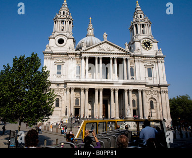 St Pauls Cathedral da una parte superiore aperta Autobus Turistico Londra UK Europa Foto Stock