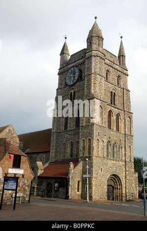 Early-sera shot della torre della chiesa di San Nicola Chiesa di New Romney, Kent, Foto Stock