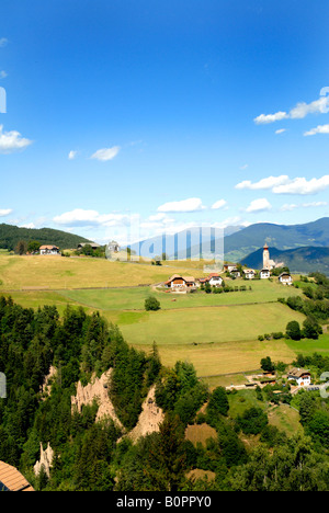 Villaggio sull'altipiano del Renon vicino a Bolzano in Alto Adige italiano con le piramidi di terra Foto Stock