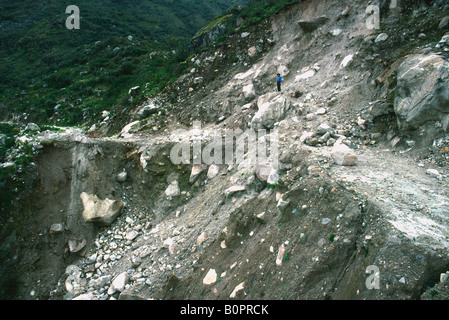 Una frana blocca la strada attraverso una sezione delle Ande nella regione di Calleyon de Huaylas Peru Foto Stock