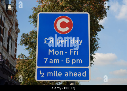 Segno che indica l'inizio della Congestion Charge Zone di Londra. 8 sterline al giorno Lunedì - Venerdì 7 am - 6 pm ½ miglio davanti Foto Stock