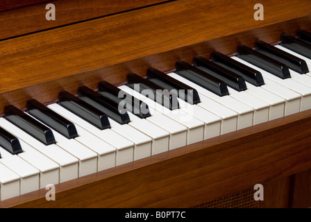 A 40 anno vecchio legno di ciliegio con pianoforte con belle tasti in avorio Foto Stock