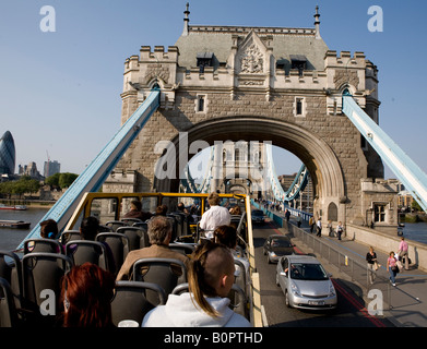 Una parte superiore aperta Autobus Turistico attraversando il Tower Bridge di Londra UK Europa Foto Stock