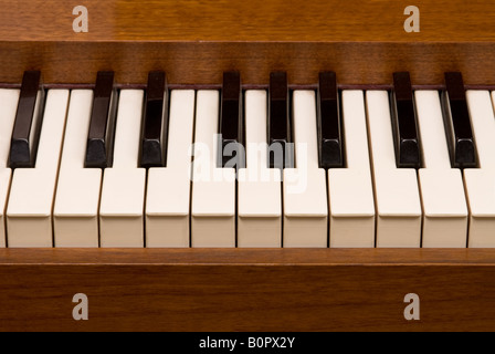 A 40 anno vecchio legno di ciliegio con pianoforte con belle tasti in avorio Foto Stock