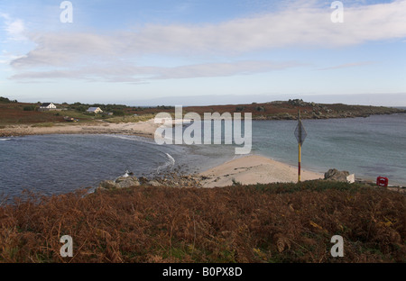 L'Isola di Gugh visto dal Scilly Isola di St Agnes UK è collegato da una strada rialzata di marea chiamato il Bar isole Scilly Foto Stock