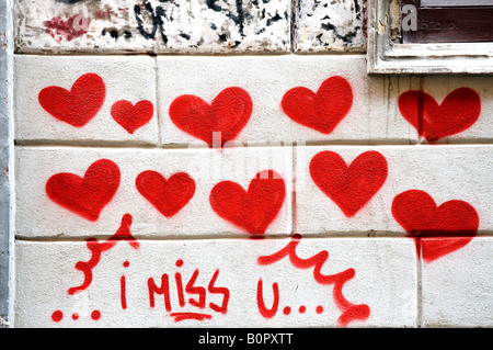 Cuori su una parete Foto Stock