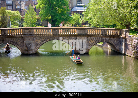Il XVIII secolo vecchio St John's College di ponte sopra il fiume Cam. Foto Stock