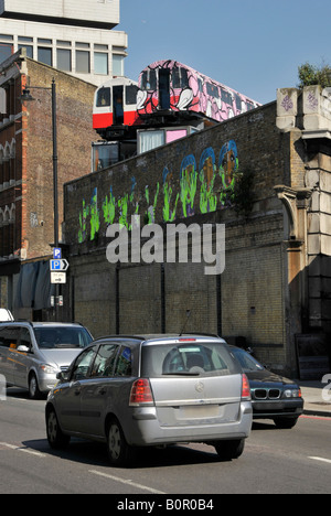 Il tubo di riciclo carrozze ferroviarie utilizzate come artisti sopra il vecchio viadotto ferroviario con pareti utilizzato per arty graffiti Foto Stock