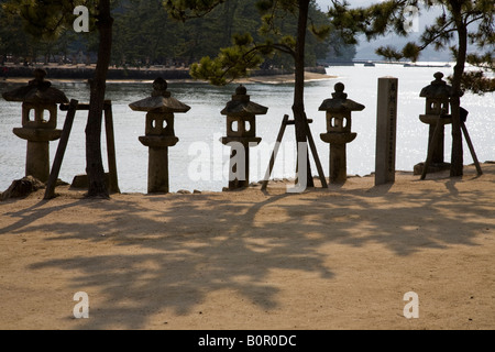 Lanterne di pietra a Miyajima Foto Stock