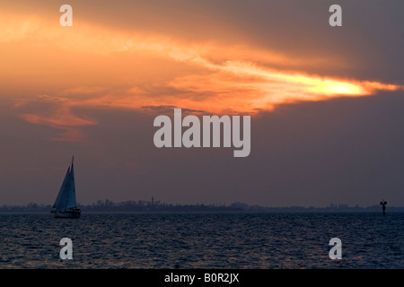 In barca a vela e il tramonto a Fort Myers Beach su Estero Island in Lee County Florida Foto Stock