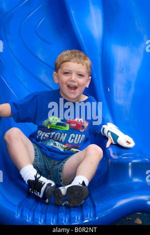 3 anno vecchio ragazzo gioca sul parco giochi in un parco in Tampa Florida Foto Stock