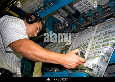 Pinna Pressman tunes giornale stampato su una stampa rotativa premere per la Houston Chronicle di Houston Texas Foto Stock