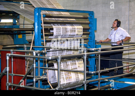 Pressman ispeziona quotidiani vengono stampati su una stampa rotativa premere per la Houston Chronicle di Houston Texas Foto Stock