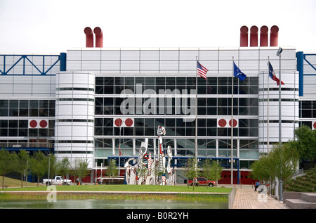 George R Brown Convention Center e scultura monumento chiamato au Fantome da Jean Dubuffet al Discovery Green a Houston in Texas Foto Stock