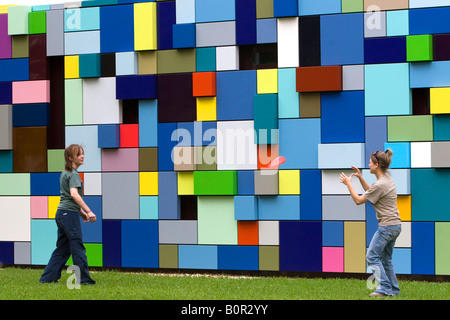 Le donne svolgono frisbee al Discovery verde parco pubblico a Houston in Texas Foto Stock