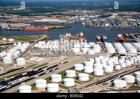 Vista aerea di raffinerie di petrolio lungo la Houston canale nave a Houston in Texas Foto Stock