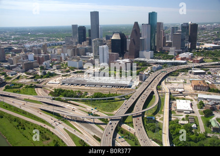 Vista aerea della Interstate 45 e il centro cittadino di Houston in Texas Foto Stock