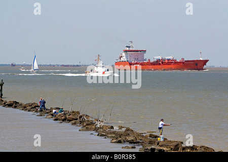 Petroliera e Guardia Costiera imbarcazione di pattuglia in Galveston Bay Texas Foto Stock