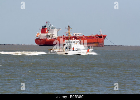 Petroliera e U S Coast Guard patrol boat in Galveston Bay Texas Foto Stock