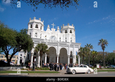 Festa di matrimonio al di fuori della Chiesa del Sacro Cuore di Gesù in Galveston Texas Foto Stock