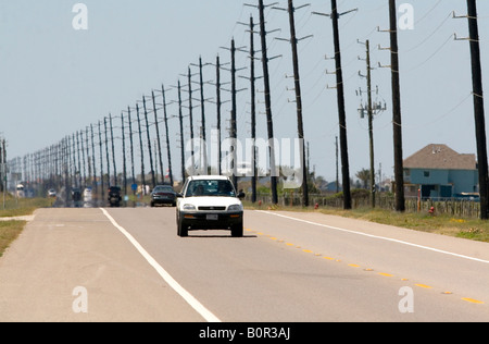 Poli di utilità linea l'autostrada sulla Galveston Island in Galveston Texas Foto Stock