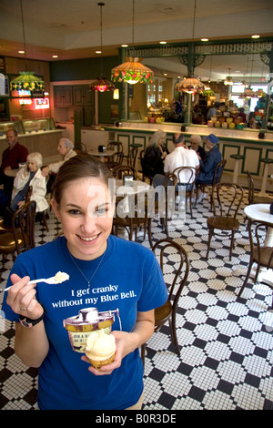 Dipendente con gelato presso il Blue Bell Creamery in Brenham Texas Foto Stock