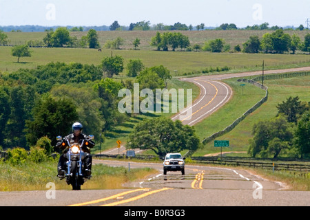 Motociclo viaggia sull'azienda agricola al mercato Road 390 in Washington County Texas Foto Stock