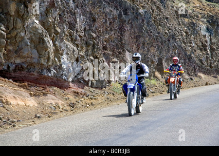 Motocicli sulla strada di Swan Falls Dam sul fiume Snake in Idaho Foto Stock