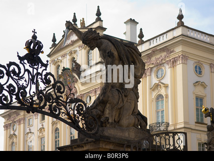 La scultura al cancello del castello di Praga con il palazzo arcivescovile in background Foto Stock