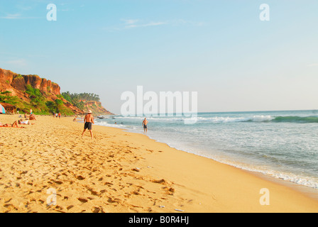 Varkala Beach, Kerala, India turisti prendere il sole divertimento Foto Stock