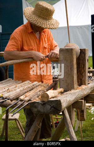 Un crafsman dimostra l'uso di un tradizionale alimentato piede legno tornio a Edale Paese mostrano Inghilterra Foto Stock