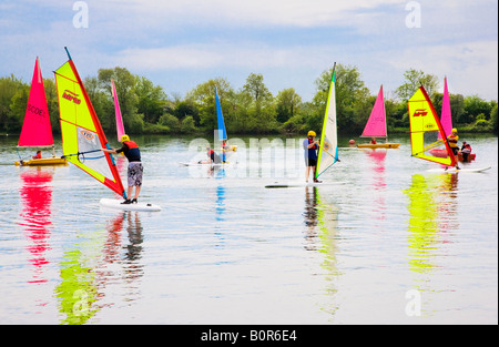 Gli appassionati di windsurf e barche a vela a South Cerney Outdoor Education Center, Cotswold Water Park, Gloucestershire, England, Regno Unito Foto Stock